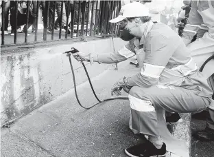  ?? Zanone Fraissat - 14.jan.2017/Folhapress ?? Com roupa de equipe de limpeza, o prefeito João Doria (PSDB) usa jato com tinta cinza para apagar grafite na avenida 23 de Maio, em ação do Cidade Linda