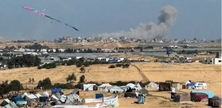  ?? ?? ► Una cometa se eleva, mientras se eleva humo en una operación terrestre israelí en Khan Younis, en el sur de la Franja de Gaza, el 15 de febrero de 2024.
