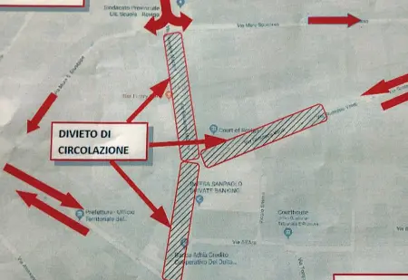  ??  ?? «Zona rossa» La mappa delle strade chiuse e dei sensi di marcia cambiati