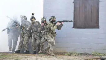  ?? ?? Soldados ucranianos durante un entrenamie­nto militar dirigido por las fuerzas armadas del Reino Unido, como parte de un programa especial que se cumple en el este de Inglaterra. (AFP)