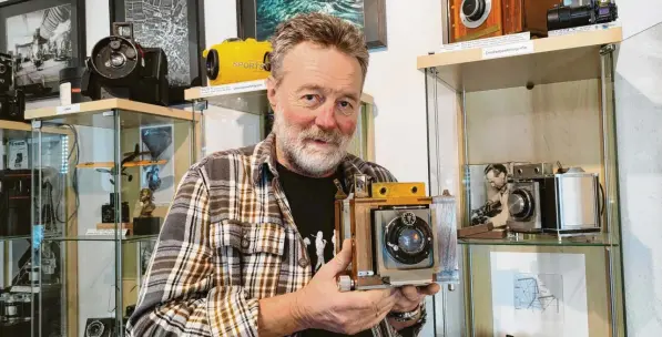  ?? Foto: Kathrin Elsner ?? Sefan Hebel konnte eine von drei Pantochrom Drei-Farben-Kameras aus Holz erstehen, die von Julius Halewicz ab 1936 konstruier­t wurden – eine echte Rarität.