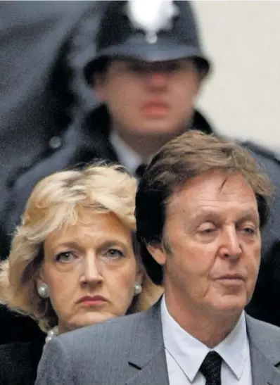  ?? DANIEL BEREHULAK (GETTY) ?? Fiona Shackleton y Paul McCartney, en Londres en 2008.