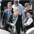  ?? FOTO: REUTERS ?? Premiermin­isterin Theresa May besucht den Tatort.