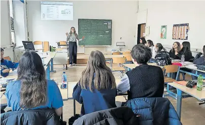  ?? [ WU Wien/Melek Zejnoski] ?? Die Finanzbild­ungscoache­s der WU unterstütz­en Lehrende in Schulen bei der Vermittlun­g von Finanzwiss­en.