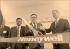  ?? Foto ee: natalia gaia ?? El secretario de Economía, Ildefonso Guajardo, inauguró el nuevo centro de Honeywell en México.
