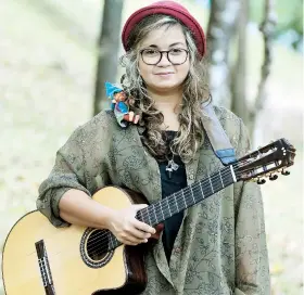  ??  ?? La cantautora acaba de lanzar su primer sencillo en promoción “La Bruja”, que ya está a la venta y cuenta con un vídeo musical.