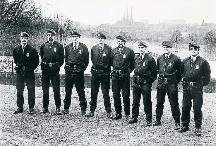  ?? ARCHIVO ?? Miembros de la Brigada Móvil de Gendarmerí­a de Luxemburgo, compuesta por militares de élite y otros grupos de seguridad, posan para una foto de grupo en los años ochenta