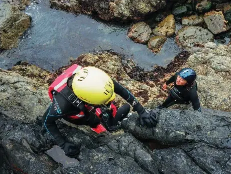  ?? ZHAO DAZ PHOTOS ?? Charmaine Noronha’s adventure started with clambering up barnacle-studded rocks and swimming around swaying kelp to enter caves.