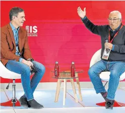  ?? ?? Imagen del distendido encuentro entre el presidente Pedro Sánchez y António Costa, primer ministro portugués.