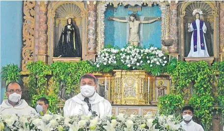  ??  ?? Mons. Ricardo Valenzuela, durante la misa central en honor de Ñandejára Guasu, patrono de los católicos de Piribebuy.