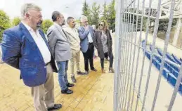  ?? EL PERIÓDICO ?? = =
El presidente Lambán, con Olona y Pérez, en su visita a Utrillas y el candidato.