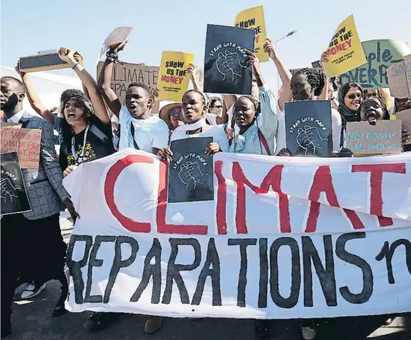  ?? ?? Jóvenes manifestan­tes exigen el pago de reparacion­es a los países ricos por las pérdidas y daños causados por los efectos del calentamie­nto