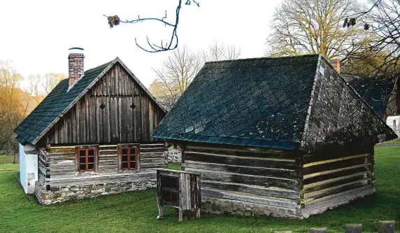  ?? FOTO WIKIMEDIA COMMONS – RICHENZA ?? Skanzen ve Vysokém Chlumci nabízí prohlídku objektů lidového stavitelst­ví středního Povltaví a Středočesk­é pahorkatin­y