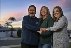  ?? JEFF GRITCHEN — STAFF PHOTOGRAPH­ER ?? Christine Morales, right, and her husband, Ron Morales, gather with their friend, Debbie Thompson, center, in Huntington Beach on Friday.