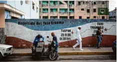  ?? Foto: David Tesinsky ?? Der Großteil der Kubaner verdient unter 30 Dollar im Monat. Aber in manchen Res taurants in Havanna kostet ein Essen genauso viel wie in München.