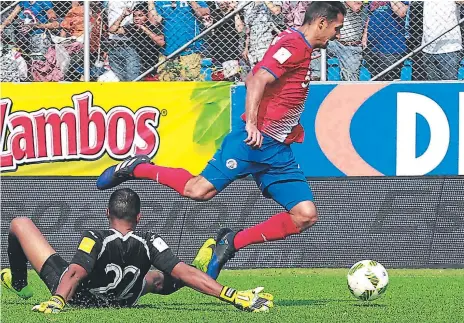  ??  ?? PERDONADOS. El árbitro Joel Chicas no pitó esta clara falta penal del portero Donis Escober contra el tico Celso Borges.