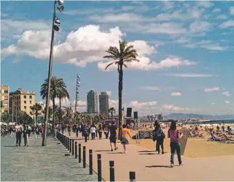  ??  ?? EL BARRIO DE LA BARCELONET­A ES UNO DE LOS QUE CONCENTRA MAYOR NÚMERO DE TURISTAS.
AB