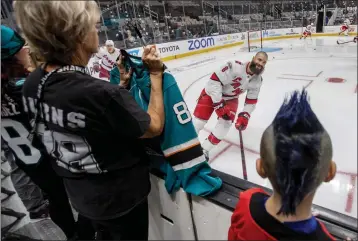  ?? KARL MONDON — BAY AREA NEWS GROUP ?? Former Shark Brent Burns (8), returning to SAP Center for the first time since being traded to the Hurricanes, gives a gap-toothed smile to Everett Friedlande­r, 9, on Friday in San Jose.