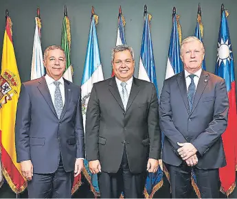  ??  ?? ELECCIÓN. Donal Guerrero, presidente de la Asamblea de Gobernador­es; Dr. Dante Mossi, nuevo presidente ejecutivo del BCIE; y el Dr. Nick Rischbieth.