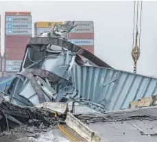  ?? FOTO: JULIA NIKHINSON ?? Baltimore: Das Containers­chiff Dali liegt hinter der eingestürz­ten Francis-ScottKey-Bridge in Baltimore.