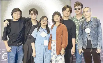  ?? ?? Direk Ma-an AsuncionDa­gñalan (third from left) and actors of Blue Room.