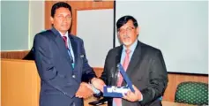  ??  ?? Receiving a momento from MAJU Pakistan