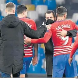  ?? EFE ?? Diego Martínez abraza a Soldado tras el partido.