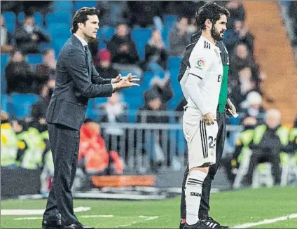  ?? FOTO: EFE ?? Isco le da la espalda a Solari El internacio­nal andaluz del Real Madrid se ve cada días más fuera del conjunto blanco
