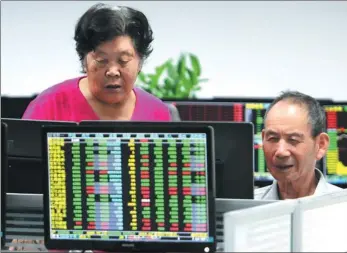  ?? HU GUOLIN / FOR CHINA DAILY ?? Investors check stock prices at a brokerage in Jiujiang, Jiangxi province, on Aug 11.