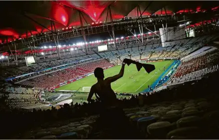  ?? Ricardo Moraes/Reuters ?? Torcedor do Flamengo em jogo com o Grêmio na quarta (15), no Maracanã