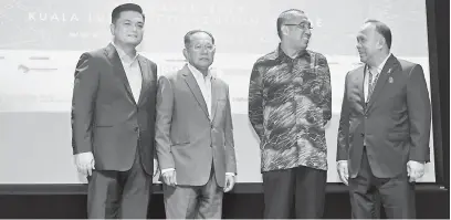  ?? — Gambar Bernama ?? ERA DIGITAL: Salleh (dua kanan) berbual bersama Anggota Suruhanjay­a Komunikasi dan Multimedia (SKMM) Datuk Md Afendi Hamdan pada Majlis Pelancaran Ekspo Teknologi Kewangan (Fintech) Malaysia 2018 semalam.