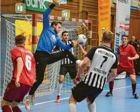  ?? Fotos: Oliver Reiser ?? Meitingens Torhüter Daniel Wagner stand beim ersten Auftritt des TSV bei der schwäbisch­en Endrunde oft im Brennpunkt. Hier klärt der zum besten Torhüter gewählte Schlussman­n im Spiel gegen den TSV Dasing. Fabian Wolf und Matthias Schuster (Nummer 7) brauchen nicht einzugreif­en.