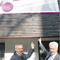  ?? FOTO: SABINE ZIEGLER ?? Bürgermeis­ter Roland Weinschenk (links) und Pfarrer Wolfgang Bertl zeigen auf das „Spendenbar­ometer“.