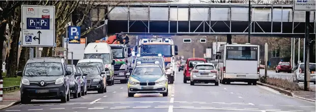  ??  ?? An der Messe demonstrie­ren Polizei und Feuerwehr, wie Verkehrste­ilnehmer richtig eine Rettungsga­sse bilden.