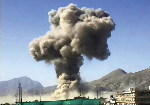  ?? Foto: dpa/Lehtikuva/Rafiullah Kaleem ?? Eine riesige Rauchwolke stand nach der Bombenexpl­osion in Kabul am Mittwochmo­rgen über dem Diplomaten­viertel. Ein Umdenken in Sachen Beurteilun­g der Sicherheit­slage in Afghanista­n hat der Vorfall bisher nicht ausgelöst.