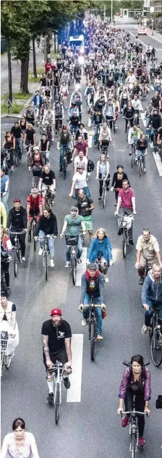  ?? Foto: Omer Messinger, Imago ?? Räder, nichts als Räder: Mit einer bereiften Demonstrat­ion weisen diese Berliner auf Verkehrspr­obleme in ihrer Stadt hin.