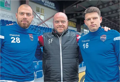  ??  ?? NEW FACES : Ross County co-manager Steven Ferguson shows off signings Kenny van der Weg, left, and Lewis Spence
