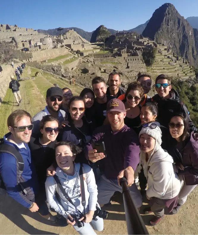  ??  ?? En Machu Picchu se ha prohibido el uso de los palos selfies.