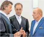  ?? BILD: SN/APA/DPA/SVEN HOPPE ?? Alfons Schuhbeck (rechts) mit seinen Anwälten Sascha König (l.) und Markus Gotzens.