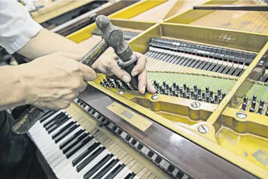  ?? R s V lall ga / ARCHIVO ?? Taller de restauraci­ón y reparación de pianos en Barcelona, en una imagen del 2013
Historia de un piano. 31887 / Història d’un piano. 31887 Columna / Destino
462 páginas 22,90 euros Premio Ramon Llull