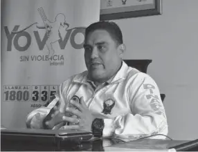  ??  ?? ENTREVISTA. El mayor Ismael Varas, como jefe de la Dinapen en Imbabura, recibió a un equipo de La Hora.