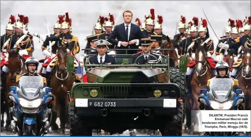  ?? AP PHOTO ?? DILANTIK: Presiden Prancis Emmanuel Macron naik kendaraan militer menuju Arc de Triomphe, Paris, Minggu (14/5).