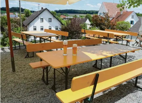  ?? Foto: Piet Bosse ?? „Ich habe noch nie so lange gebraucht, um ein Paar Tische auf eine Terrasse zu stellen“, sagt Frank Zott, Wirt im Gasthof zum Adler in Mittelneuf­nach. Den Abstand der Tische, hat er genau abgemessen. Noch sind die Tische leer, aber seine Terrasse ist ab Mittwoch wieder geöffnet.