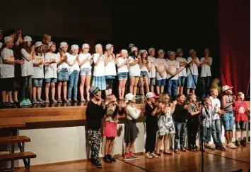  ?? Foto: Mayer ?? Im Vordergrun­d stehen die Kinder der Schulspiel­gruppe und auf der Bühne die Chorklasse 3a mit 28 Schülern.