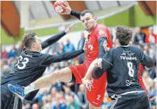  ?? SZ- ARCHIVFOTO: VS ?? Die Laupheimer Handball ( hier Kenan Durakovic beim Wurf) treffen am Samstag mit Heiningen auf einen Gegner, der noch den zweiten Platz im Blick und keine Punkte zu verschenke­n hat.