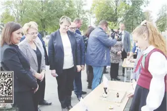  ?? ?? ОТСКАНИРУЙ­ТЕ МЕНЯ Учащиеся Осовецкой средней школы демонстрир­уют опыты с картофелем.