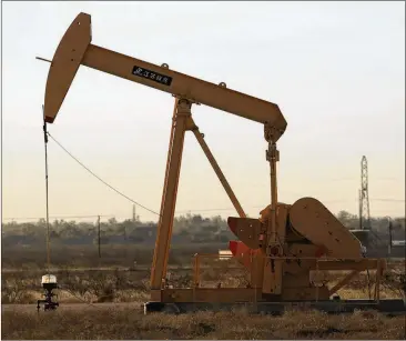  ?? SPENCER PLATT / GETTY IMAGES ?? Texas currently does not monitor methane emissions from oil and gas drilling companies, unless they are considered a major source of air pollution. Texas Commission on Environmen­tal Quality spokeswoma­n Martha Otero said the majority of oil and gas...