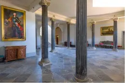  ?? ?? Colonnade de colonnes corinthien­nes cannelées situées dans le vestibule du château de La Chaize.