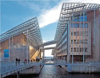  ?? FOTOS: REINHARDT ?? Nicht nur Touristen, auch die Osloer selbst sind verliebt in ihre Oper aus weißem Marmor und Glas (links). Das rechte Bild zeigt das Astrup Fearnley Museum im ehemaligen Hafenviert­el Tjuvholmen der Hauptstadt.