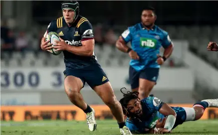  ?? GETTY IMAGES ?? Dillon Hunt (left) is looking forward to the Highlander­s testing the Blues at Eden Park tonight.